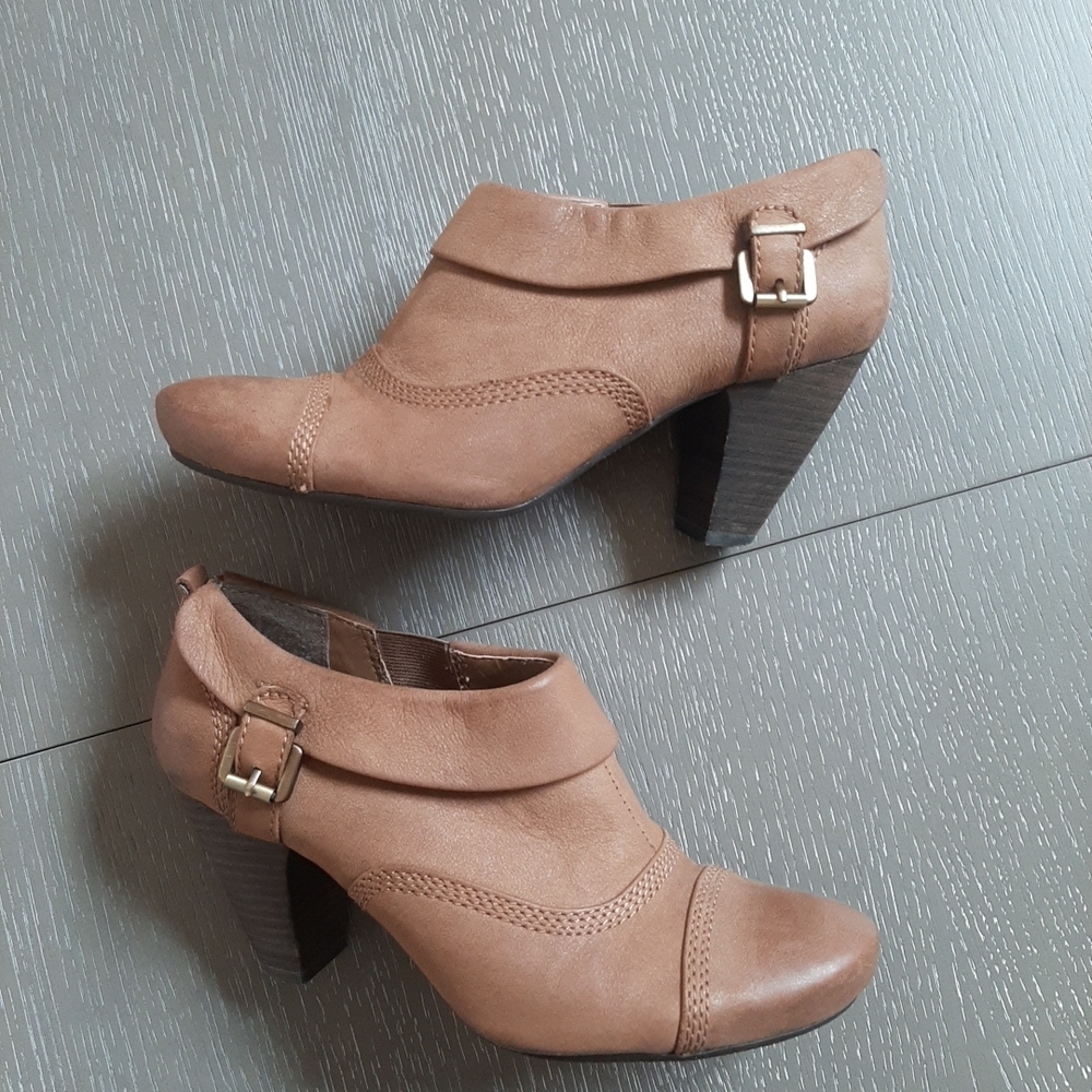 Chic Tan Ankle Leather Booties with Buckle Accent